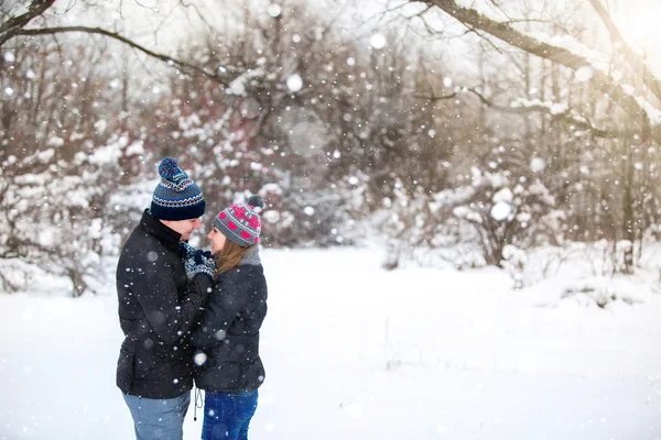 Casal feliz no parque de inverno — Fotografia de Stock