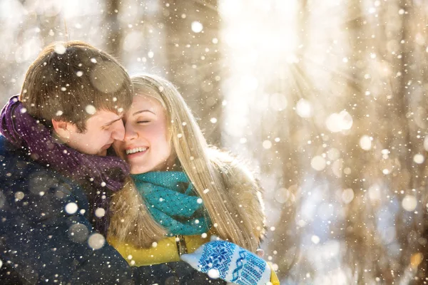 Pareja amorosa en el parque de invierno — Foto de Stock