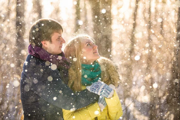 Счастливая пара в зимнем парке — стоковое фото