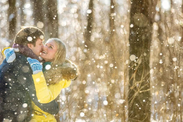 Pareja feliz en el parque de invierno — Foto de Stock