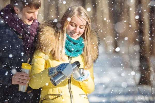 Casal feliz no parque de inverno — Fotografia de Stock