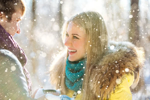 Pareja feliz en el parque de invierno — Foto de Stock