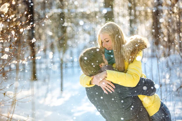 Casal feliz no parque de inverno — Fotografia de Stock