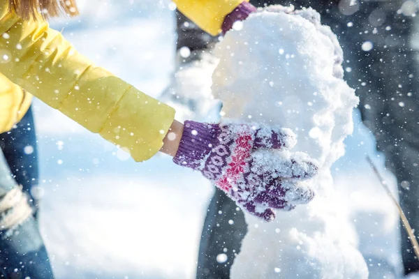 Para Dokonywanie bałwana w winter park — Zdjęcie stockowe