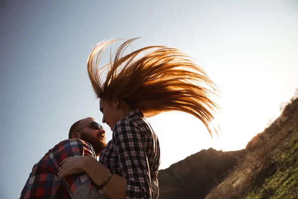 Casal amoroso, pôr do sol — Fotografia de Stock