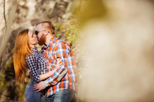 Joven pareja besándose — Foto de Stock