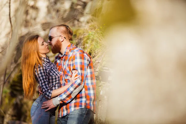 Joven pareja besándose —  Fotos de Stock