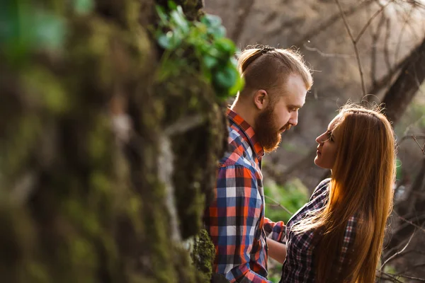 Jeune couple se regardant — Photo