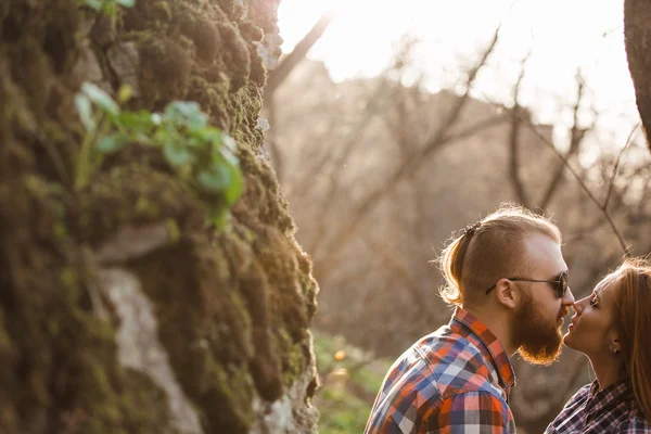 Jovem casal beijando — Fotografia de Stock