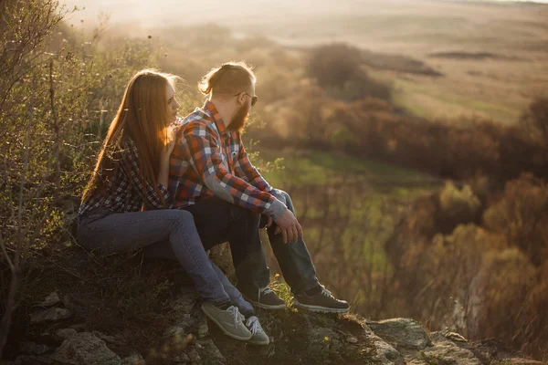 Jeune couple au repos — Photo