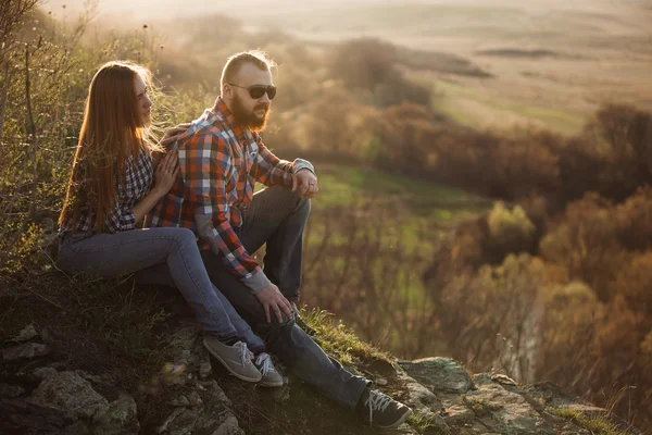 Genç bir çift dinlenme — Stok fotoğraf