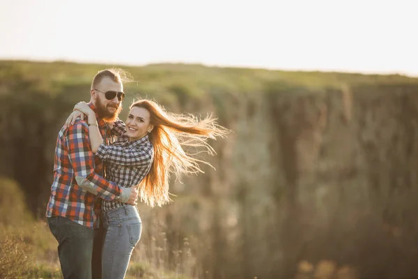 Jovem casal abraço — Fotografia de Stock