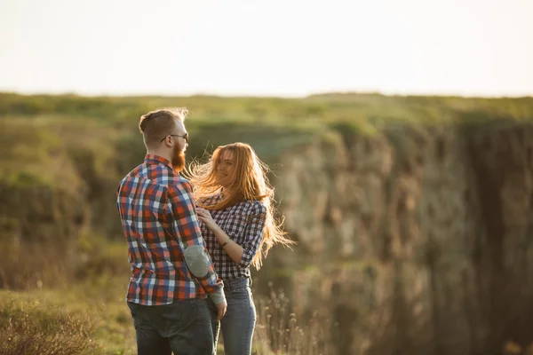 Jeune couple câlin — Photo