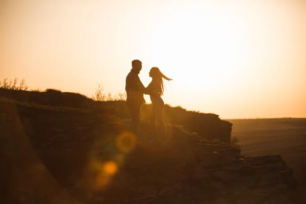 Pareja joven abrazándose — Foto de Stock