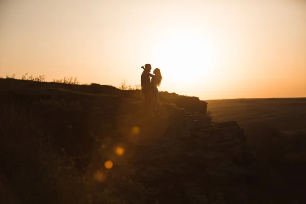 Genç çift sarılıyor. — Stok fotoğraf