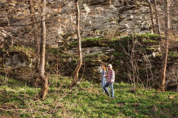 Jeune couple près du rocher — Photo