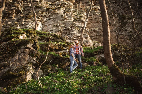 Молодая пара возле скалы — стоковое фото