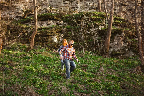 Jeune couple près du rocher — Photo