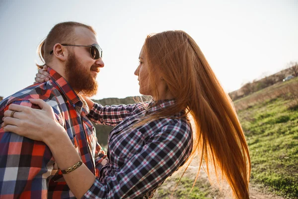 Jovem casal de perto — Fotografia de Stock