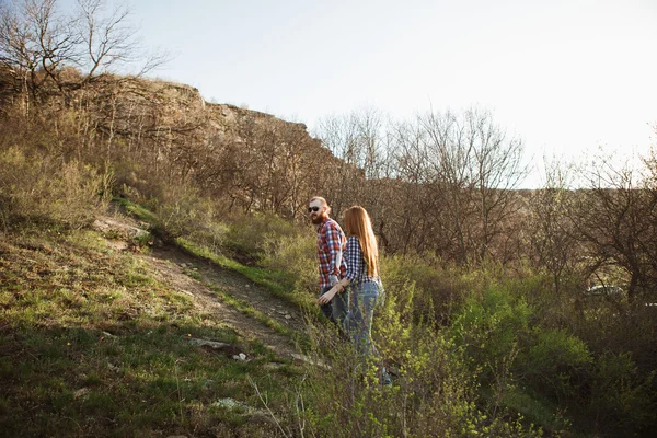 Jeune couple escalade sur le rocher — Photo