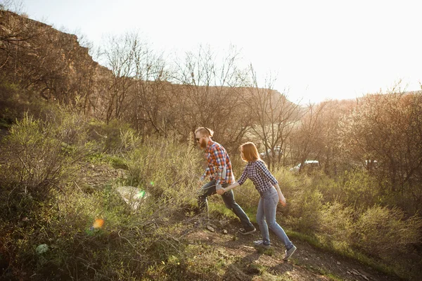 Junges Paar klettert auf den Felsen — Stockfoto