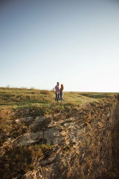 Jovem casal ao ar livre — Fotografia de Stock