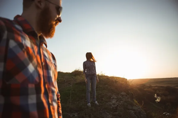 Pareja joven al aire libre — Foto de Stock