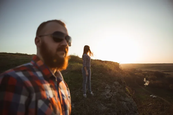 Pareja joven al aire libre — Foto de Stock