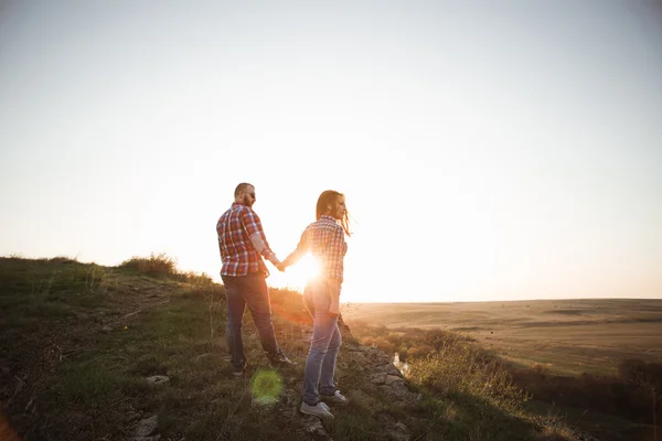 Pareja joven al aire libre — Foto de Stock