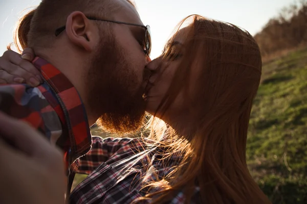 Jovem casal de perto — Fotografia de Stock