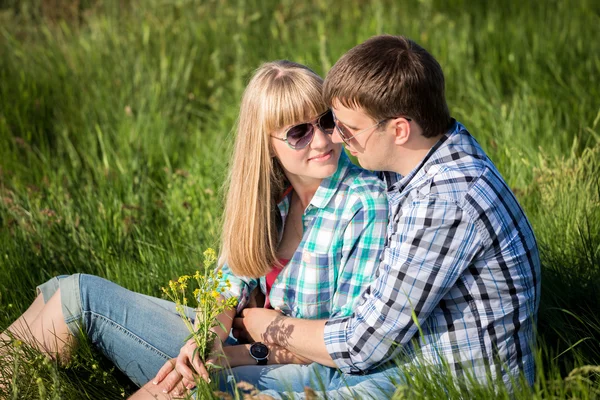 Joven pareja en la hierba — Foto de Stock