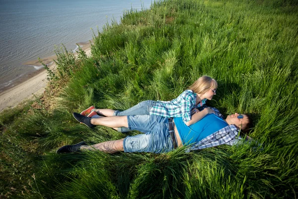 Pareja joven al aire libre —  Fotos de Stock