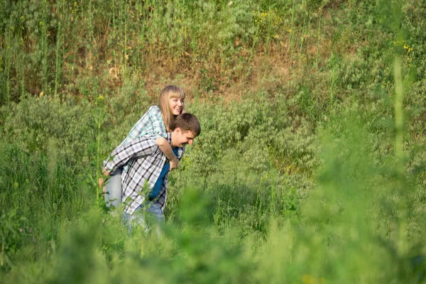 Pareja joven al aire libre —  Fotos de Stock