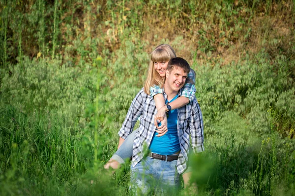 Jeune couple à l'extérieur — Photo