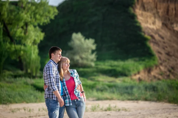 Jeune couple à l'extérieur — Photo