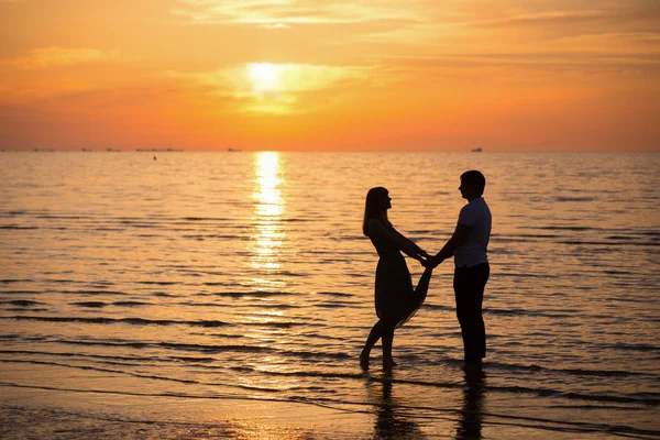 Couple aimant sur la côte — Photo