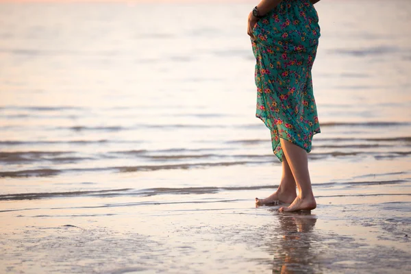 砂浜を歩く女性は — ストック写真