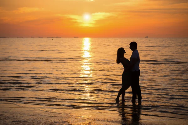 Casal amoroso na costa — Fotografia de Stock