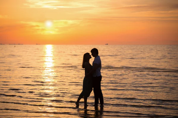 Milující pár na pobřeží Royalty Free Stock Fotografie