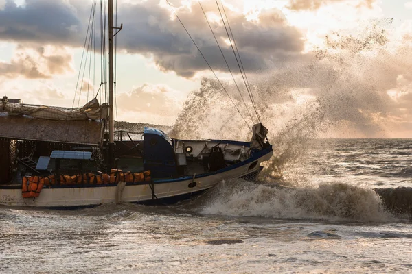 Barco en tormenta, puesta de sol —  Fotos de Stock