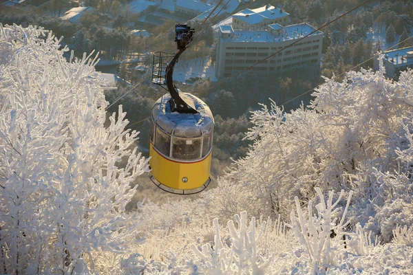 Ascensor colgando en invierno — Foto de Stock