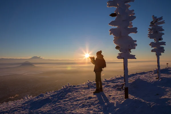 Мужской фотограф на вершине горы — стоковое фото