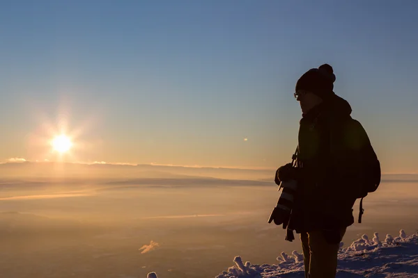 Fotógrafo masculino en la cima de la montaña — Foto de Stock