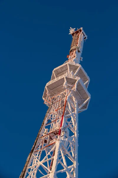 Tv 타워는 눈으로 덮여 — 스톡 사진