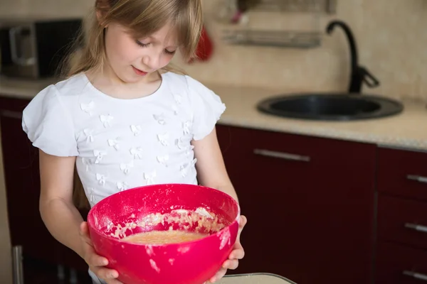 Niña cocinando en la cocina — Foto de Stock