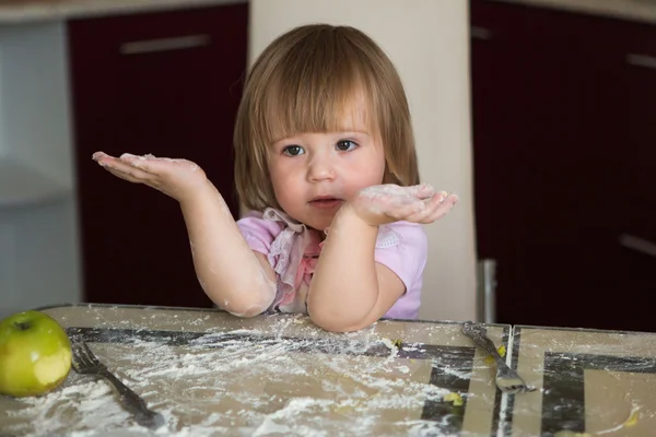 Niña playiung con harina — Foto de Stock