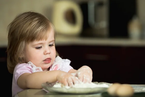 Niña playiung con harina — Foto de Stock