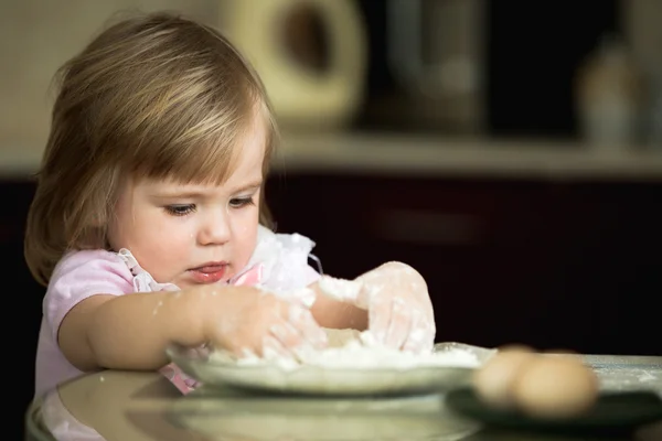 Niña playiung con harina — Foto de Stock