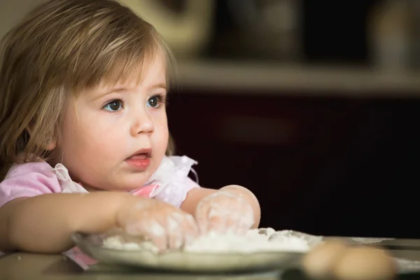 Niña playiung con harina — Foto de Stock