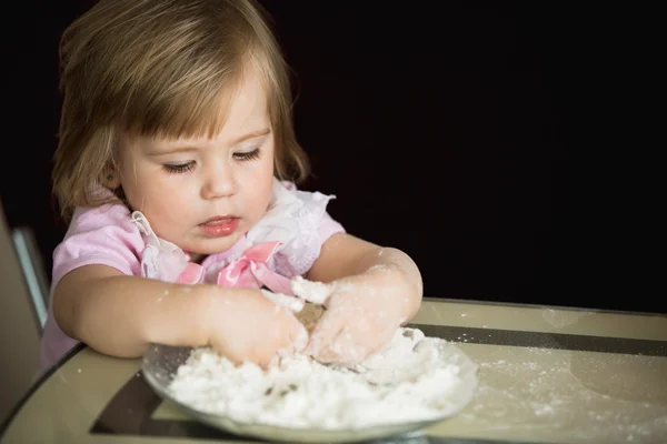 Niña playiung con harina — Foto de Stock